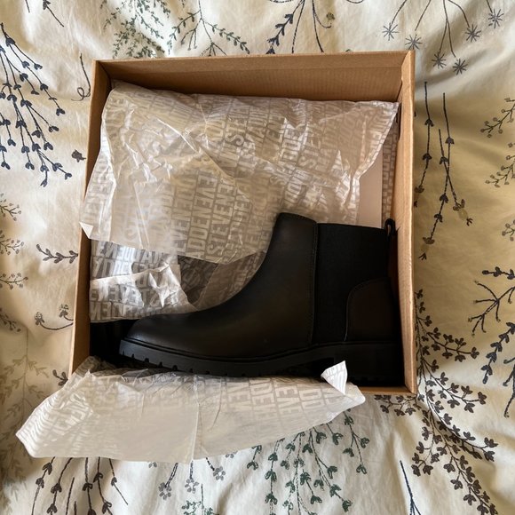 Steve Madden Buzzing Ankle Boot - New with Box - Picture 6 of 6